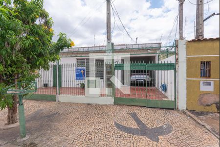 Casa à venda com 133m², 3 quartos e 3 vagas Casa à venda com 133m², 3 quartos e 3 vagasFachada