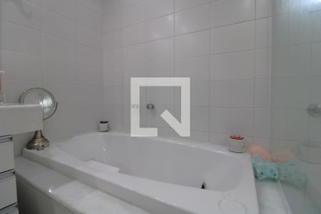 Apartamento à venda com 267m², 4 quartos e 4 vagasBanheira da suíte 1