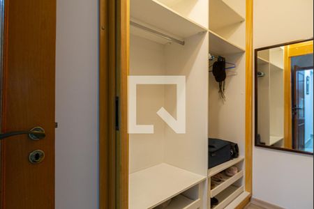 Apartamento à venda com 180m², 3 quartos e 1 vaga Apartamento à venda com 180m², 3 quartos e 1 vagaCloset do Quarto 2