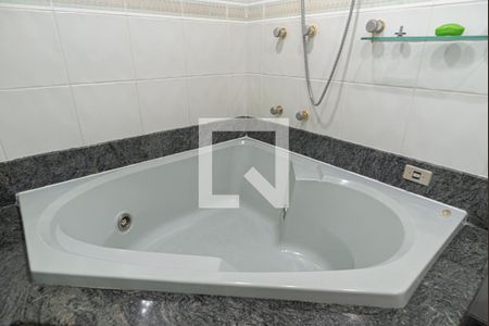 Apartamento à venda com 180m², 3 quartos e 1 vaga Apartamento à venda com 180m², 3 quartos e 1 vagaBanheiro da Suíte