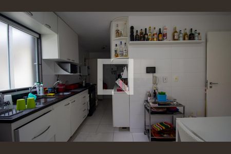 Casa de condomínio à venda com 280m², 5 quartos e 4 vagasCozinha e Área de Serviço