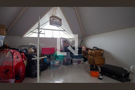 Casa de condomínio à venda com 280m², 5 quartos e 4 vagasSotão