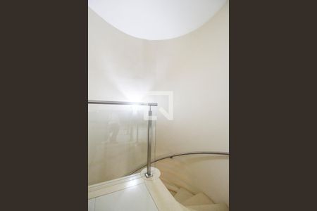 Casa de condomínio à venda com 849m², 4 quartos e 6 vagas Casa de condomínio à venda com 849m², 4 quartos e 6 vagasEscada