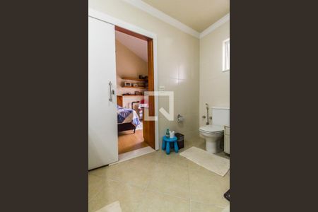 Casa de condomínio à venda com 849m², 4 quartos e 6 vagas Casa de condomínio à venda com 849m², 4 quartos e 6 vagasBanheiro da Suíte 2