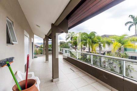 Casa de condomínio à venda com 849m², 4 quartos e 6 vagas Casa de condomínio à venda com 849m², 4 quartos e 6 vagasVaranda da Suíte 1