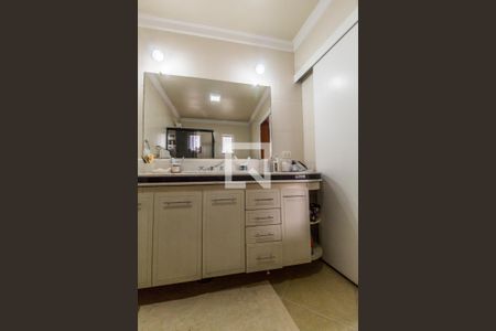 Casa de condomínio à venda com 849m², 4 quartos e 6 vagas Casa de condomínio à venda com 849m², 4 quartos e 6 vagasBanheiro da Suíte 2