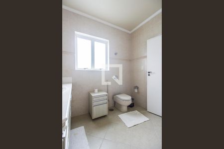 Casa de condomínio à venda com 849m², 4 quartos e 6 vagas Casa de condomínio à venda com 849m², 4 quartos e 6 vagasBanheiro da Suíte 1