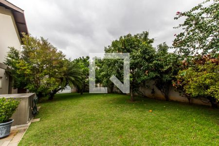 Casa de condomínio à venda com 849m², 4 quartos e 6 vagas Casa de condomínio à venda com 849m², 4 quartos e 6 vagasQuintal
