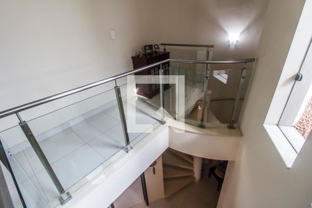 Casa de condomínio à venda com 849m², 4 quartos e 6 vagas Casa de condomínio à venda com 849m², 4 quartos e 6 vagasEscada