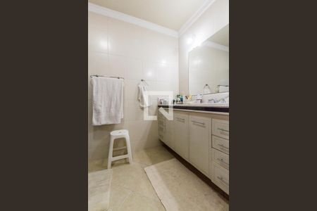 Casa de condomínio à venda com 849m², 4 quartos e 6 vagas Casa de condomínio à venda com 849m², 4 quartos e 6 vagasBanheiro da Suíte 2