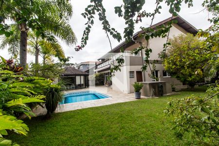 Casa de condomínio à venda com 849m², 4 quartos e 6 vagas Casa de condomínio à venda com 849m², 4 quartos e 6 vagasPiscina