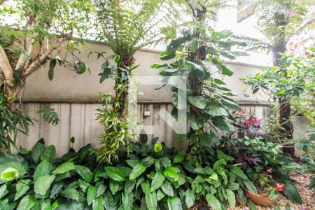 Casa de condomínio à venda com 849m², 4 quartos e 6 vagas Casa de condomínio à venda com 849m², 4 quartos e 6 vagasVista da Sala de TV