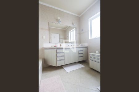 Casa de condomínio à venda com 849m², 4 quartos e 6 vagas Casa de condomínio à venda com 849m², 4 quartos e 6 vagasBanheiro da Suíte 1