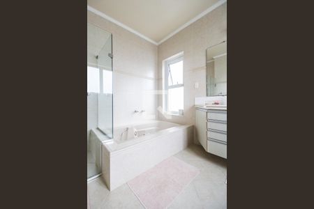 Casa de condomínio à venda com 849m², 4 quartos e 6 vagas Casa de condomínio à venda com 849m², 4 quartos e 6 vagasBanheiro da Suíte 1