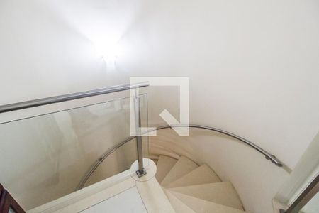 Casa de condomínio à venda com 849m², 4 quartos e 6 vagas Casa de condomínio à venda com 849m², 4 quartos e 6 vagasEscada