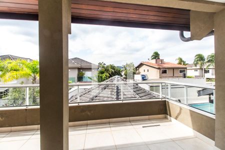 Casa de condomínio à venda com 849m², 4 quartos e 6 vagas Casa de condomínio à venda com 849m², 4 quartos e 6 vagasVaranda da Suíte 3