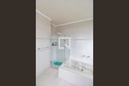 Casa de condomínio à venda com 849m², 4 quartos e 6 vagas Casa de condomínio à venda com 849m², 4 quartos e 6 vagasBanheiro da Suíte 1