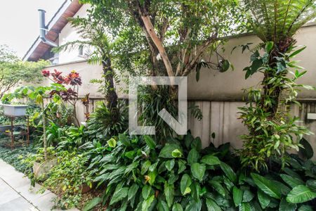 Casa de condomínio à venda com 849m², 4 quartos e 6 vagas Casa de condomínio à venda com 849m², 4 quartos e 6 vagasVista da Sala de TV