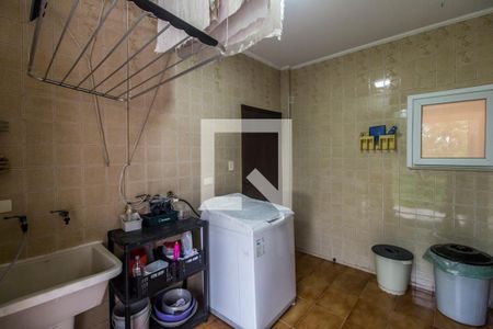 Casa de condomínio à venda com 849m², 4 quartos e 6 vagas Casa de condomínio à venda com 849m², 4 quartos e 6 vagasÁrea de Serviço