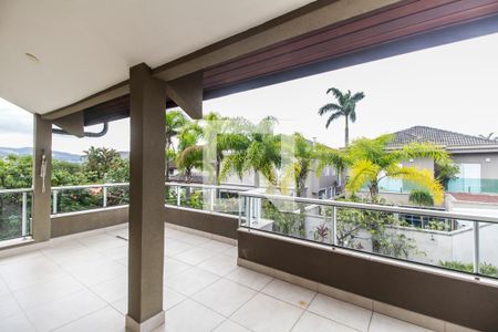 Casa de condomínio à venda com 849m², 4 quartos e 6 vagas Casa de condomínio à venda com 849m², 4 quartos e 6 vagasVaranda da Suíte 2