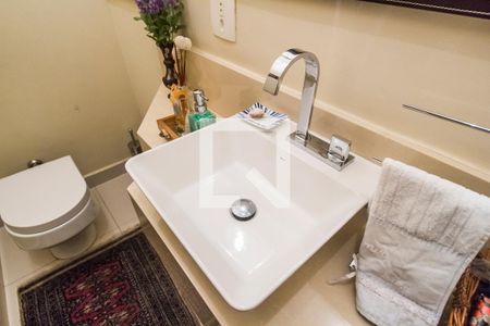 Casa de condomínio à venda com 849m², 4 quartos e 6 vagas Casa de condomínio à venda com 849m², 4 quartos e 6 vagasLavabo