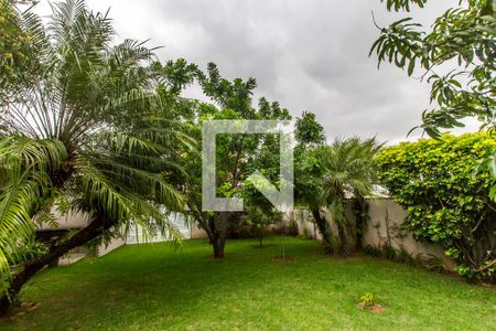 Casa de condomínio à venda com 849m², 4 quartos e 6 vagas Casa de condomínio à venda com 849m², 4 quartos e 6 vagasQuintal