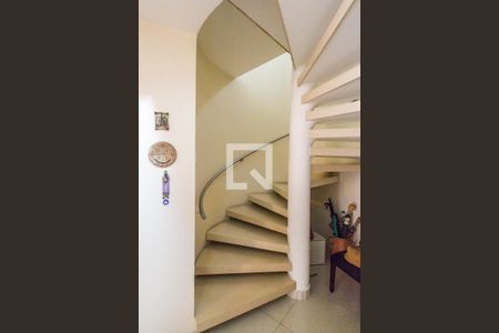 Casa de condomínio à venda com 849m², 4 quartos e 6 vagas Casa de condomínio à venda com 849m², 4 quartos e 6 vagasEscada