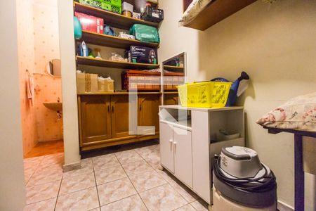 Casa de condomínio à venda com 849m², 4 quartos e 6 vagas Casa de condomínio à venda com 849m², 4 quartos e 6 vagasQuarto de Serviço