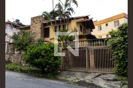 Casa à venda com 337m², 4 quartos e 3 vagas Casa à venda com 337m², 4 quartos e 3 vagasFachada