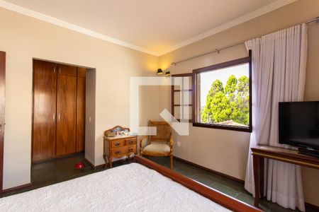 Casa à venda com 360m², 4 quartos e 4 vagas Casa à venda com 360m², 4 quartos e 4 vagasSuíte