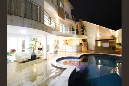 Casa à venda com 400m², 4 quartos e 4 vagasÁrea Exterma - Piscina