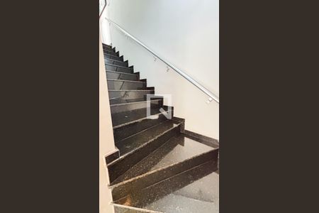 Apartamento à venda com 136m², 3 quartos e 2 vagas Apartamento à venda com 136m², 3 quartos e 2 vagasEscada