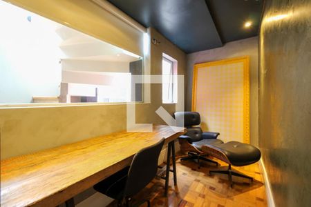 Casa à venda com 366m², 3 quartos e 2 vagas Casa à venda com 366m², 3 quartos e 2 vagasEscritório