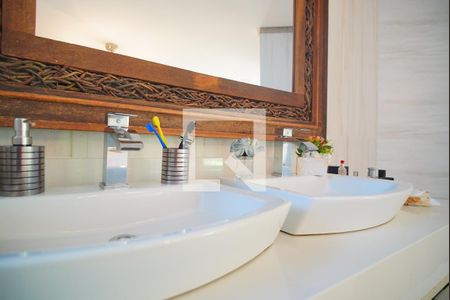 Casa para alugar com 500m², 3 quartos e 4 vagasBanheiro da Suíte 1 - Pia Dupla