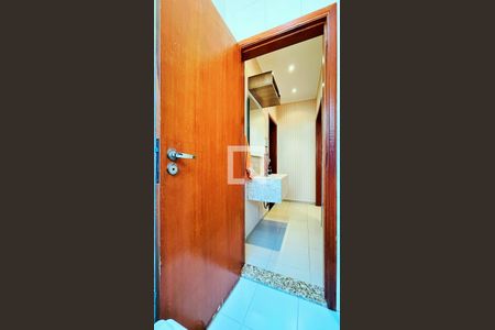 Casa à venda com 192m², 3 quartos e 4 vagas Casa à venda com 192m², 3 quartos e 4 vagasLavabo