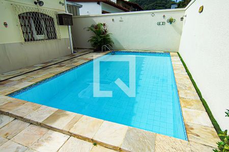 Casa à venda com 180m², 4 quartos e 2 vagasarea externa - piscina