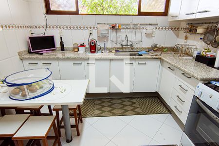 Casa à venda com 180m², 4 quartos e 2 vagascozinha