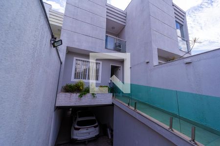 Casa à venda com 169m², 3 quartos e 3 vagas Casa à venda com 169m², 3 quartos e 3 vagasFachada