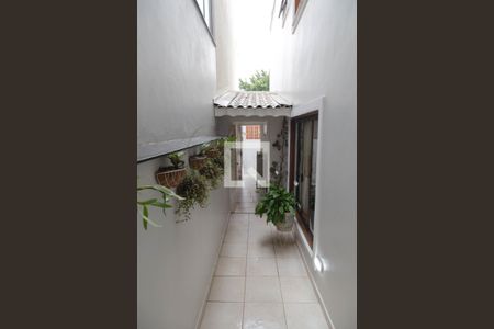 Casa à venda com 220m², 4 quartos e 4 vagas Casa à venda com 220m², 4 quartos e 4 vagasCorredor