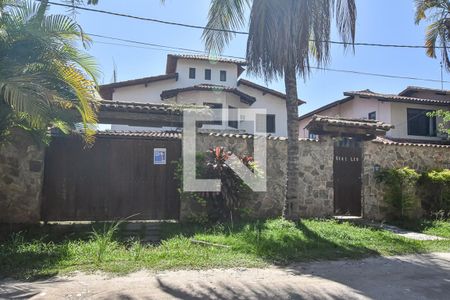 Casa à venda com 450m², 4 quartos e 3 vagas Casa à venda com 450m², 4 quartos e 3 vagasFachada