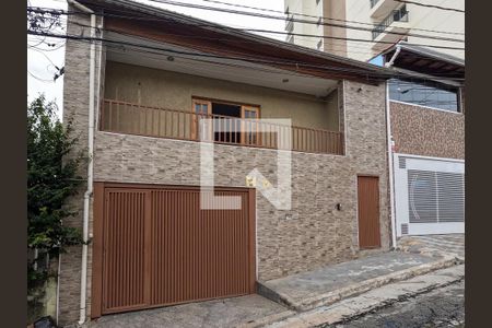Casa à venda com 150m², 3 quartos e 2 vagas Casa à venda com 150m², 3 quartos e 2 vagasFachada