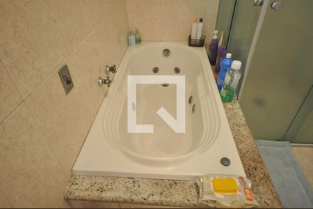 Casa à venda com 303m², 3 quartos e 4 vagasBanheira da Suíte 1