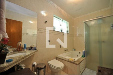 Casa à venda com 303m², 3 quartos e 4 vagasBanheiro da Suíte 1