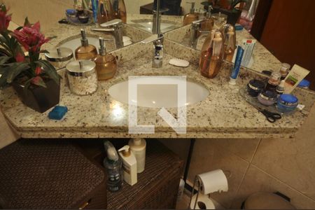 Casa à venda com 303m², 3 quartos e 4 vagasBanheiro da Suíte 1