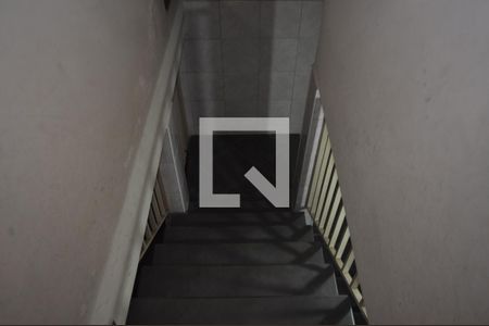 Casa à venda com 303m², 3 quartos e 4 vagasEscada de acesso a garagem