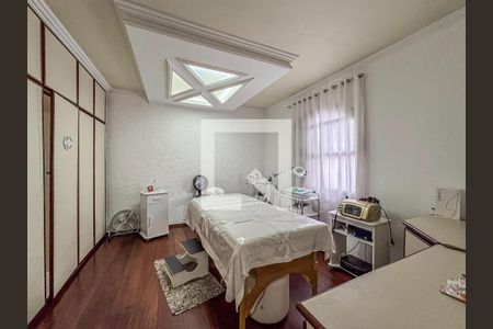 Casa à venda com 274m², 4 quartos e 4 vagas