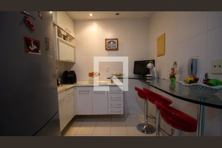 Apartamento à venda com 120m², 3 quartos e 2 vagas Apartamento à venda com 120m², 3 quartos e 2 vagasCozinha e Área de Serviço