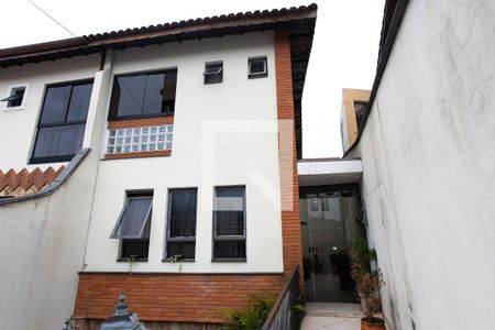 Casa à venda com 230m², 3 quartos e 6 vagas Casa à venda com 230m², 3 quartos e 6 vagasFachada