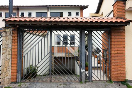 Casa à venda com 230m², 3 quartos e 6 vagas Casa à venda com 230m², 3 quartos e 6 vagasFachada