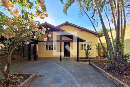 Casa à venda com 360m², 3 quartos e 2 vagas Casa à venda com 360m², 3 quartos e 2 vagasFachada